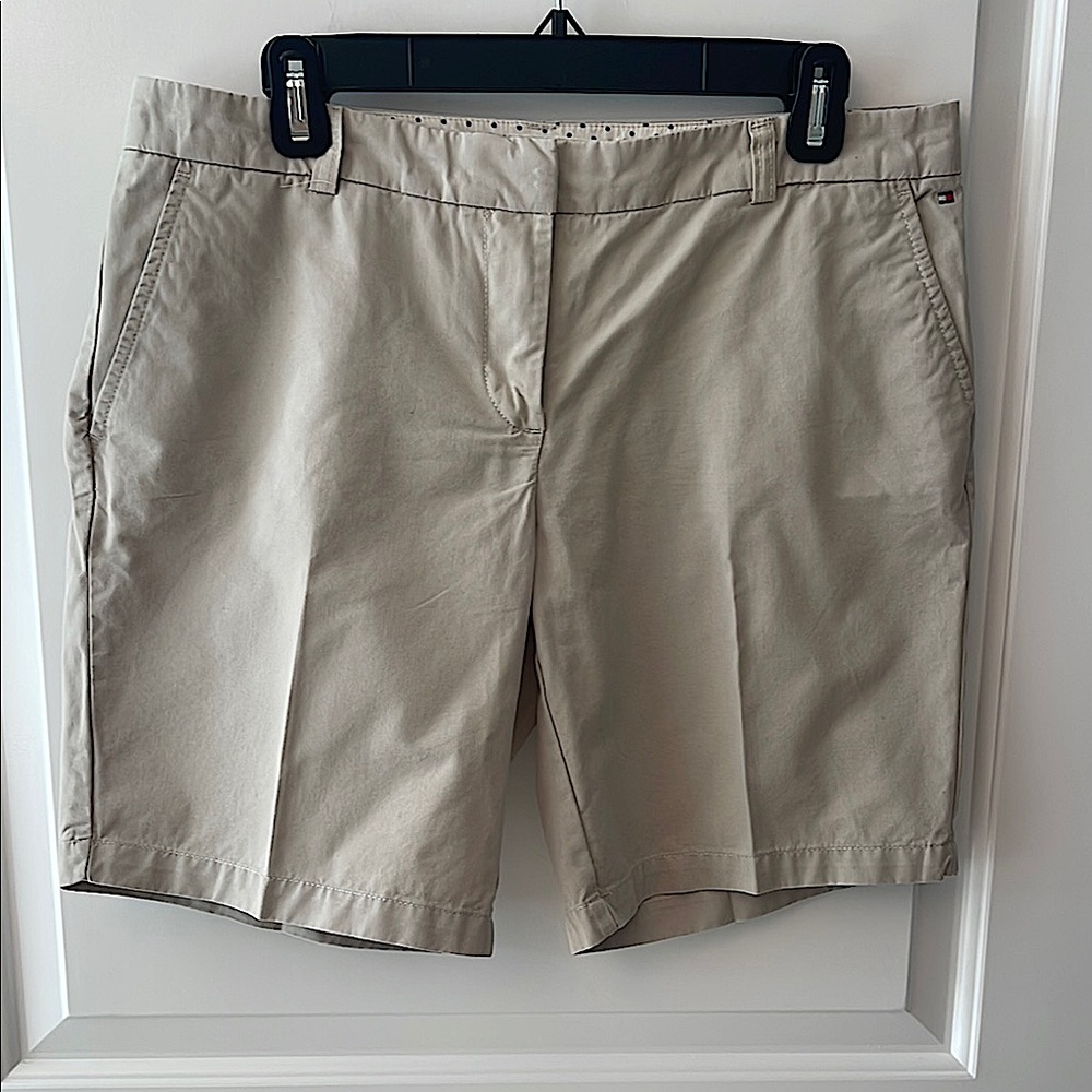 Tommy Hilfiger Tan Bermuda Shorts Flat Front Design/ cotton/ midrise/ Y2K